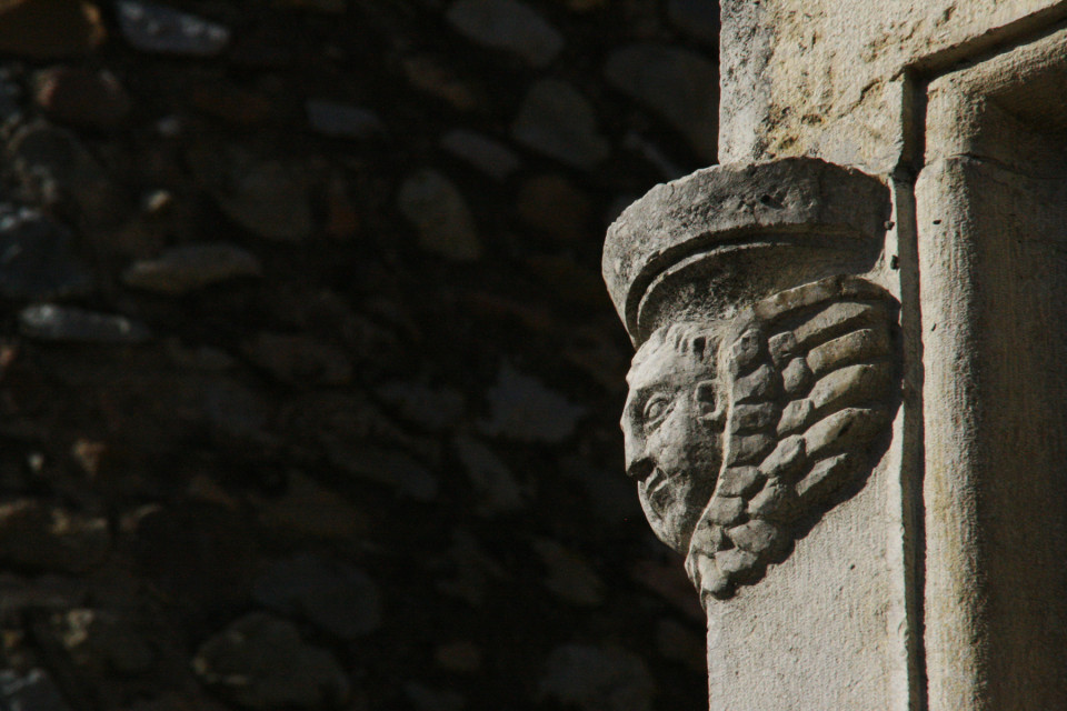 Finestral gòtic de la Casa Alzina (Cal Sastre), Plaça de la Generalitat