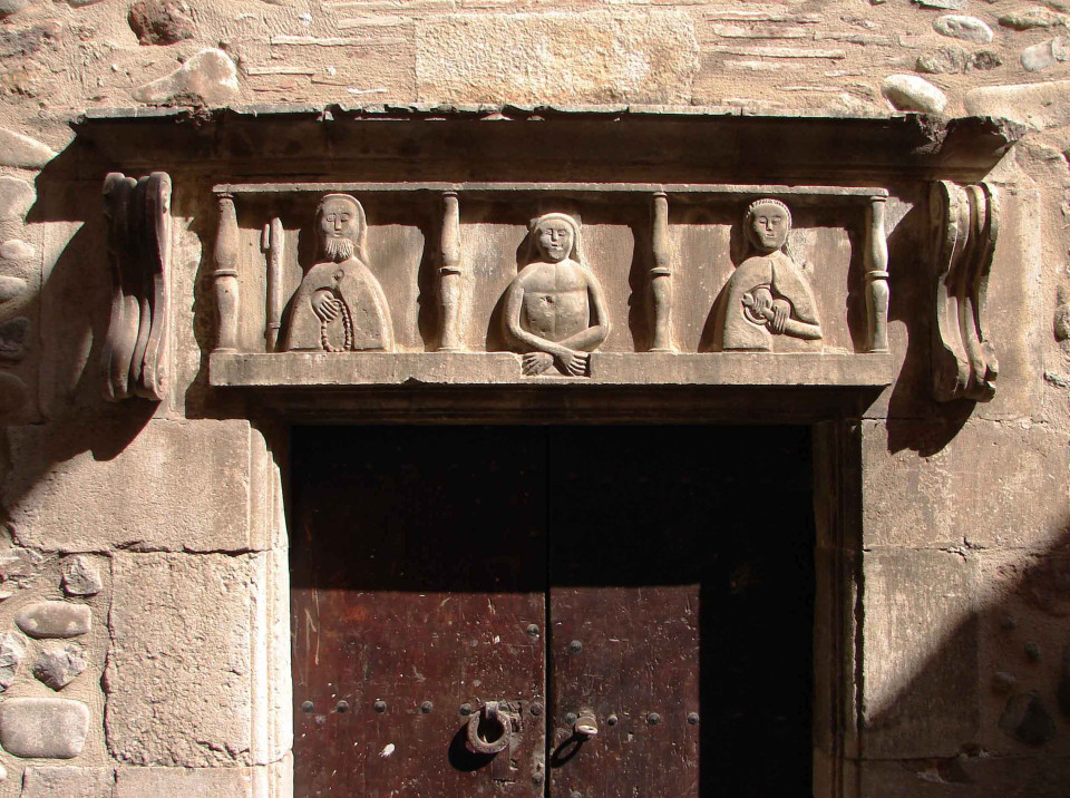 Porta d’entrada a l’antic Hospital de Cervià (S.XV)