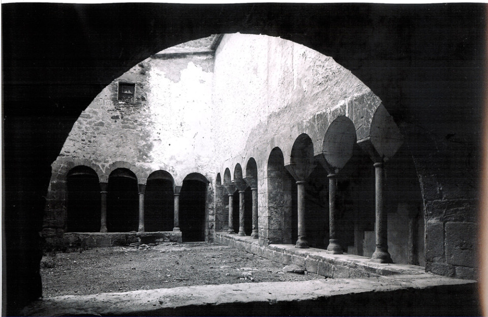 Interior del monestir

Construit el s.XI a mans de ueden fotografies inèdites, músiques mai escoltades, llegendes oblidades, i un llarg etcètera per descobrir en els arxius i en els racons de la memòria. Les persones que hem iniciat el projecte de ”Amics de Cervià Antic” som .