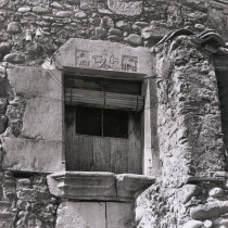 Vista d’una finestra de pedra situada a pocs metres de l’Arc del Portal