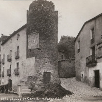 Vista en primer plà de la imponent Torre de les Hores, uns anys abans de ser remodelada per acollir el rellotge que li va donar el nom actual