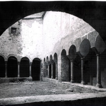 Vista del claustre del monestir de Cervià, presa des de la galeria est